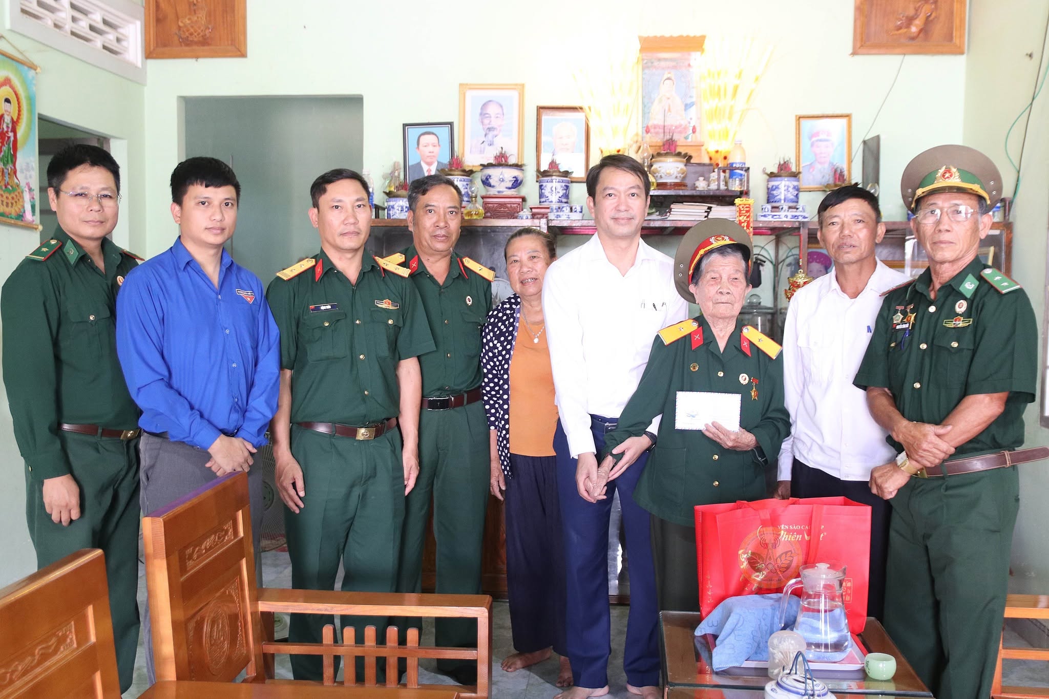Thăm, tặng quà Cựu chiến binh nhân kỷ niệm 72 năm chiến thắng lịch sử Điện Biên phủ